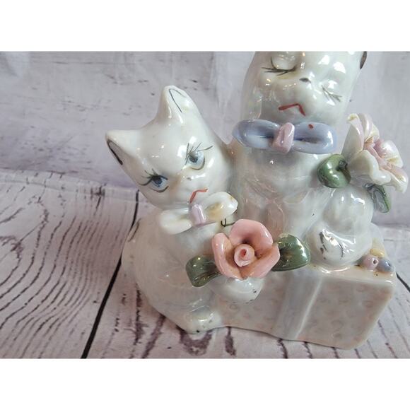 Vintage 4in Tall Cats Kittens W/ Flowers On A Present Figurine - Picture 2 of 9